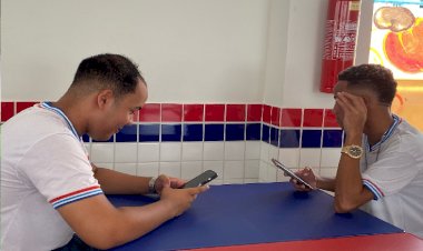 Professores de Salvador enfrentam desafio crescente com alunos conectados o tempo todo