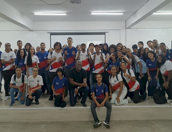 Escola estadual de Salvador promove oficina para preparar jovens para o primeiro emprego