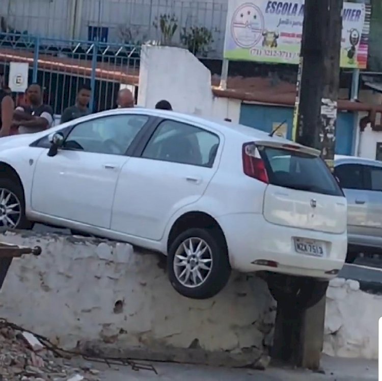 Veiculo Pendurado na ladeira de São Marcos.