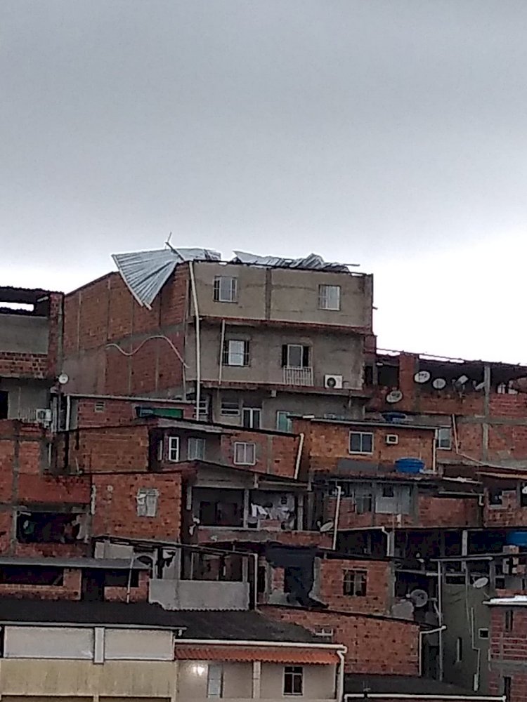 Telhado foi arrancado e está pendurado, devido a chuva e ventania do ultimo domingo.
