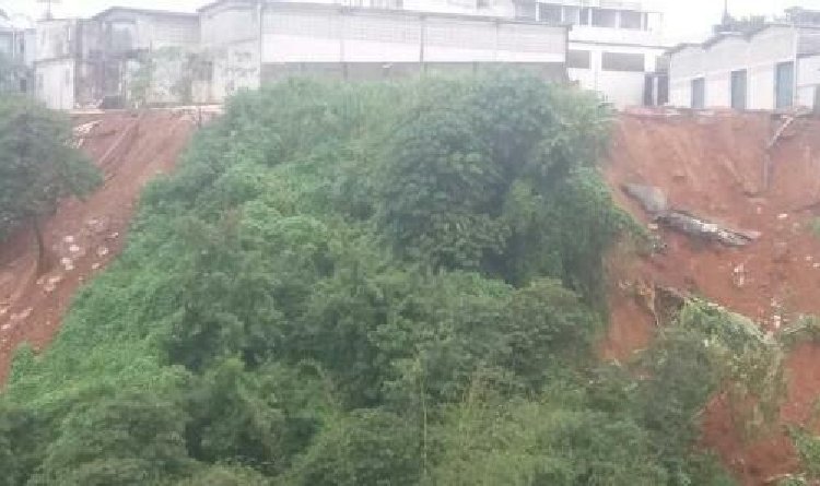 Moradores flagram novo deslizamento de terra perto do Maxxi Atacado.