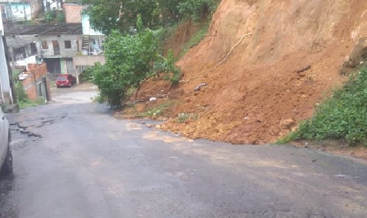 Deslizamento na Rua Oscar Barreiras preocupa moradores