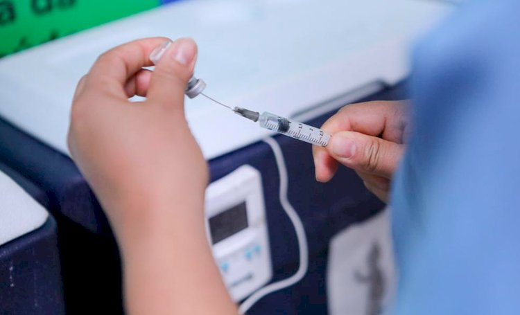 Salvador Contra a Dengue: 16 mil jovens são imunizados e SMS segue com esquema especial em shoppings e escolas.