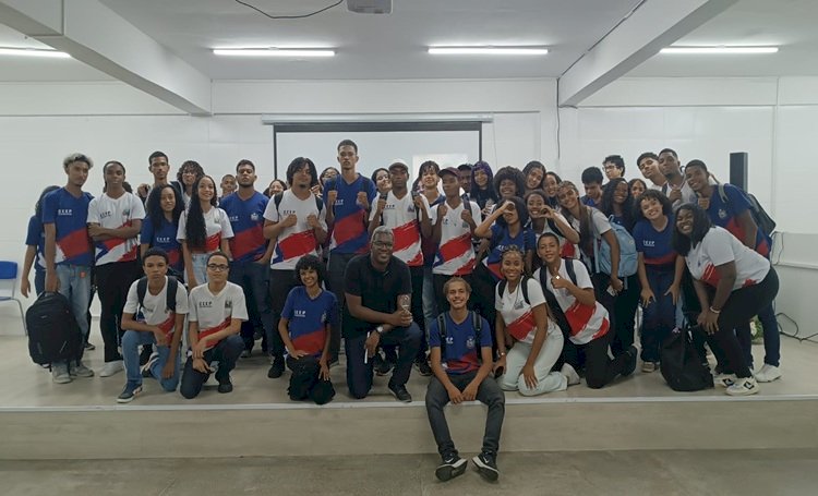 Escola estadual de Salvador promove oficina para preparar jovens para o primeiro emprego