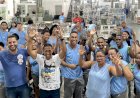 Hermano candidato à vereador é recebido com entusiasmo pelos trabalhadores da fábrica Tidele em reta final de campanha.