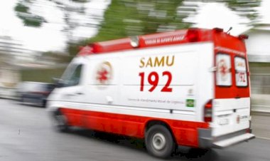 Duas pessoas que estavam em moto ficam feridas após batida com caminhão em Fazenda Grande do Retiro.