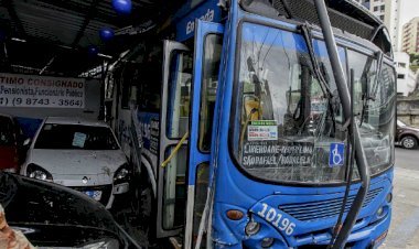 ‘Está estável’ motorista que infartou dirigindo e bateu ônibus em poste.