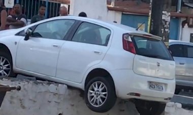 Veiculo Pendurado na ladeira de São Marcos.