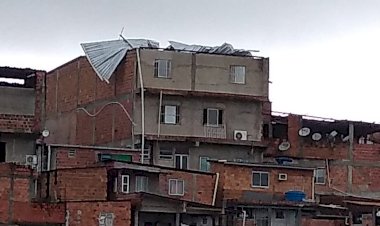 Telhado foi arrancado e está pendurado, devido a chuva e ventania do ultimo domingo.