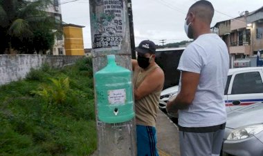 Moradores do Colina Azul colocam  galões de água e sabão nas ruas do conjunto, para conter o COVID-19.