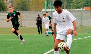Júlio Lopes, jogador que atua em Portugual e ex morador do Colina Azul.