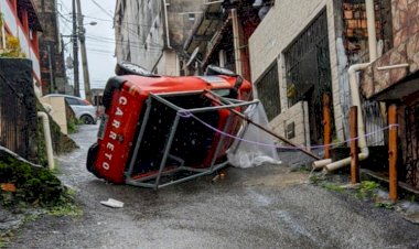 Carro capota em ladeira da rua São Rafael, em São Marcos.
