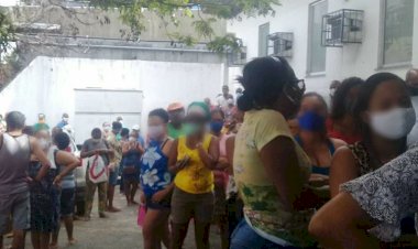 Recadastramento do SUS provoca fila quilométrica no Posto Edgar Pires, em Pau da Lima.