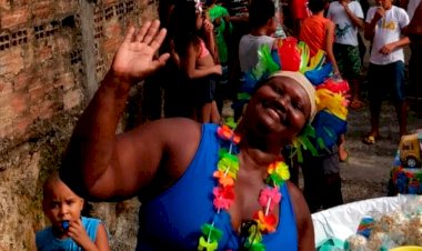 Conheça Célia Regina, moradora que há 10 anos entrega lanches, brindes e doces para crianças no dia 12 de Outubro.