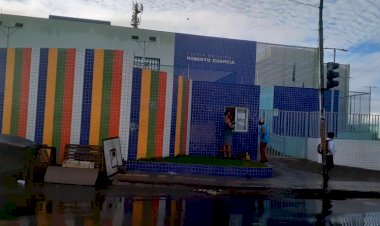 Funcionários da Escola Municipal Roberto Correia foram surpreendidos ao chegar ontem (03) na unidade escolar.