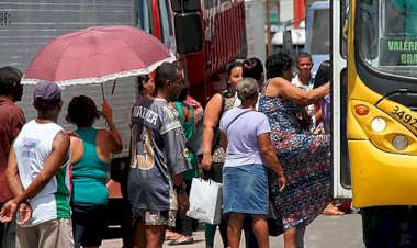 Cadê o resto do ponto de ônibus? Usuários de transporte público reclamam da falta de estrutura.