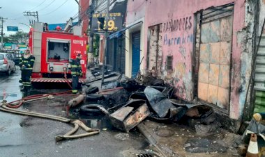 Borracharia pega fogo no bairro de Pau da Lima, em Salvador.