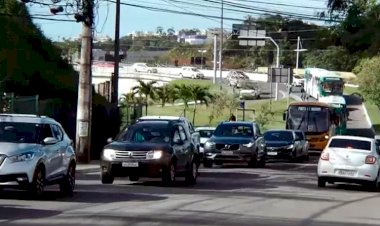 Micro-ônibus, caminhão e carro quebrados provocam lentidão na Av. São Rafael, em Salvador, nesta segunda.