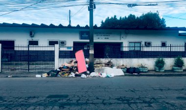 Acúmulo de Lixo em frente ao Posto de Saúde de Castelo Branco exige ação imediata das autoridades.