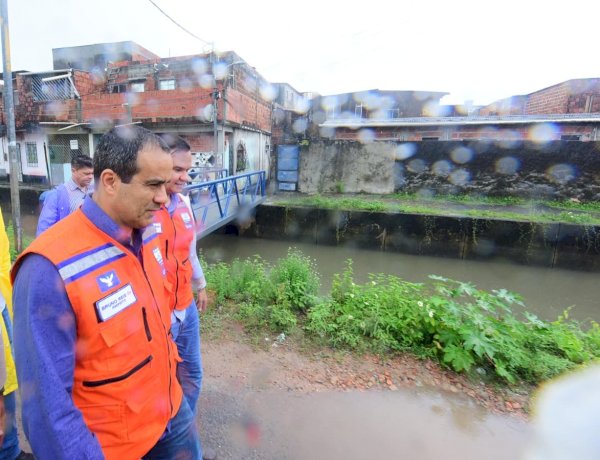 Bruno Reis vistoria áreas de risco no Subúrbio, autoriza obra na orla de Tubarão e anuncia mais 45 contenções de encosta