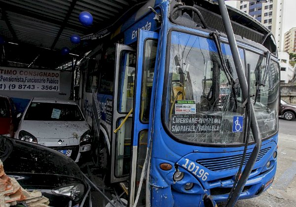 ‘Está estável’ motorista que infartou dirigindo e bateu ônibus em poste.