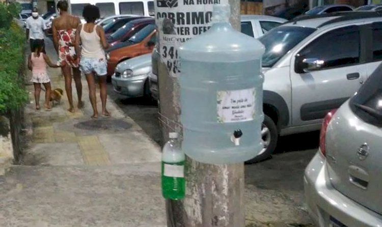 Moradores do Colina Azul colocam  galões de água e sabão nas ruas do conjunto, para conter o COVID-19.