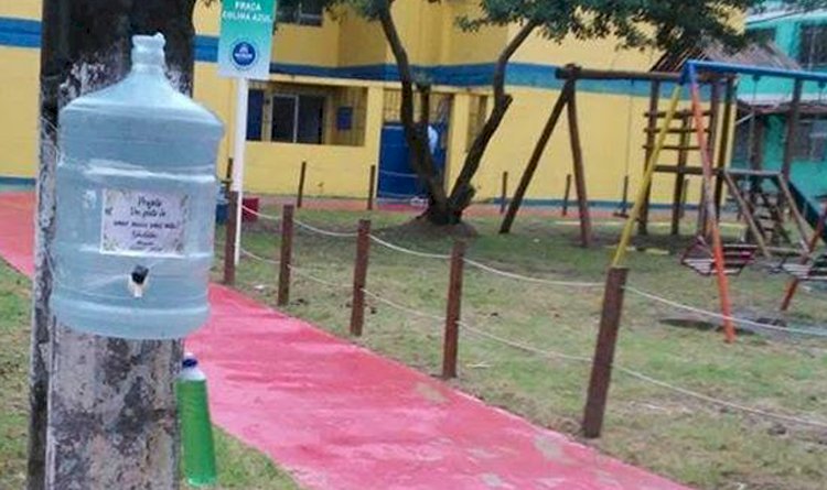 Moradores do Colina Azul colocam  galões de água e sabão nas ruas do conjunto, para conter o COVID-19.