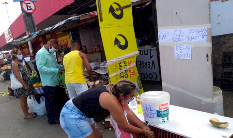 Feirante dá exemplo de solidariedade, gesto humilde e simbólico durante pandemia.