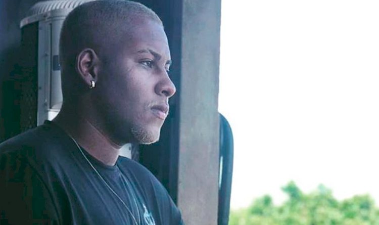 Gabriel, morador da Sussuarana é solto por liminar após ficar preso por 'engano' acusado de roubo de carro no Centro Administrativo.