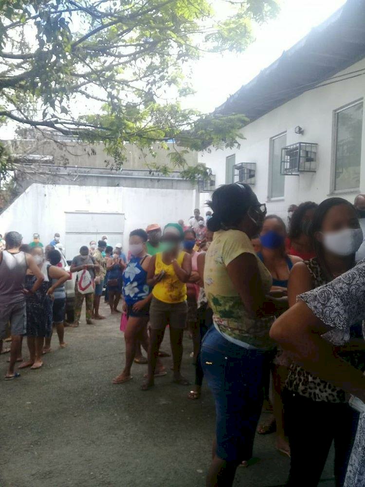 Recadastramento do SUS provoca fila quilométrica no Posto Edgar Pires, em Pau da Lima.