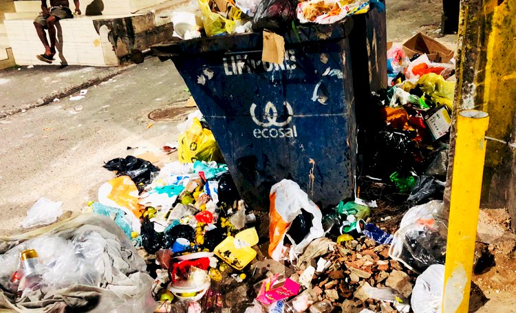 Lixo espalhado pelas ruas de São Marcos, Pau da Lima e Avenida São Rafael: Um problema que afeta a saúde e o visual do bairro.